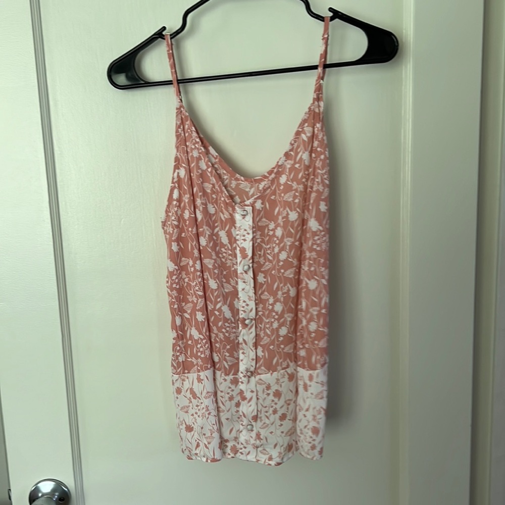 🦋 Floral blouse. $6 if bundled.